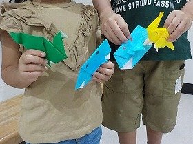 完成したゾウとプレシオサウルスの折り紙。